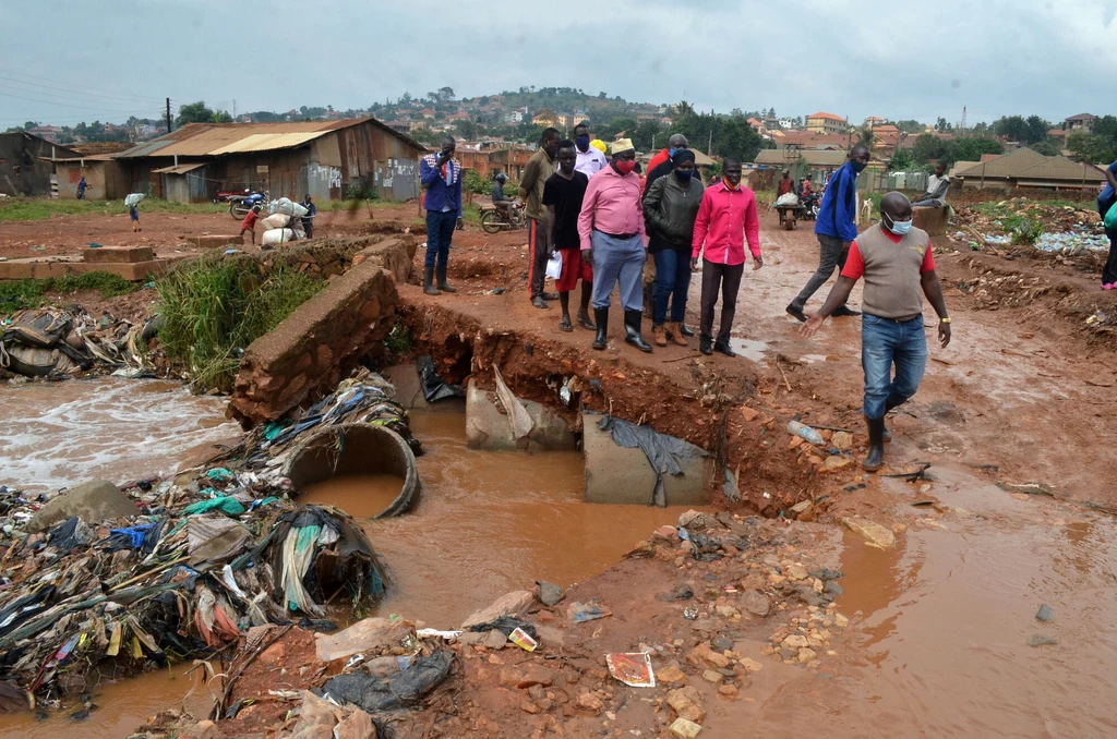 Krajobraz po ulewnym deszczu w Kampali, stolicy Ugandy.