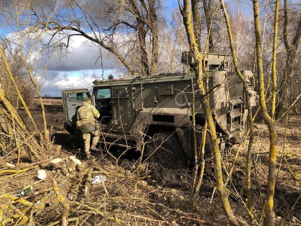 Ukraińcy przecierają oczy ze zdumienia! Porzucane przez Rosjan pojazdy są w pełni sprawne i wypełnione drogim sprzętem