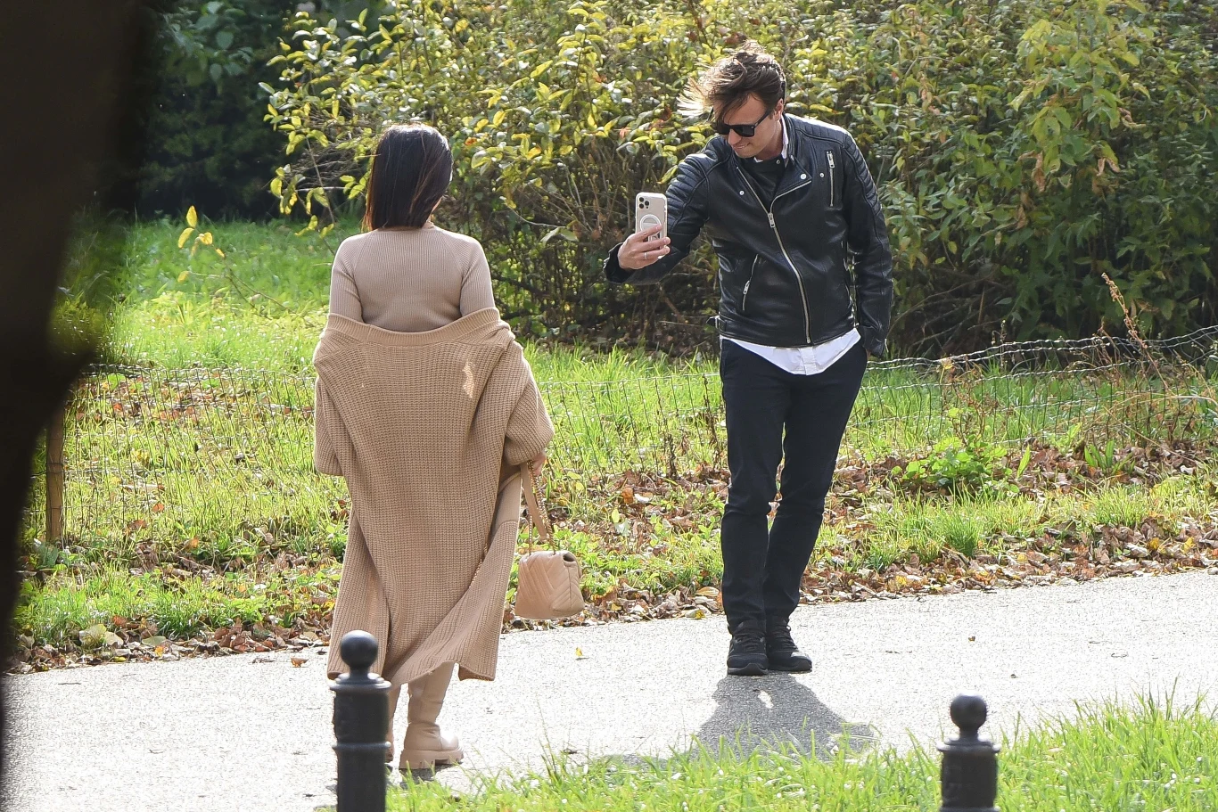 Hakiel chciał udobruchać żonę i zgodził się zrobić jej sesję w parku, by miała co wrzucać na Instagram