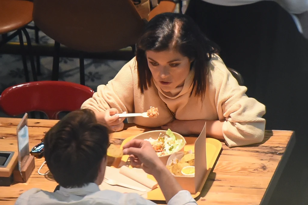 Potem udali się na lunch, ale i dobre jedzenie nie poprawiło humoru Kasi Potem udali się na lunch, ale i dobre jedzenie nie poprawiło humoru Kasi