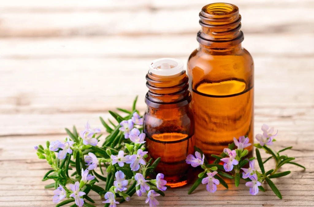 Poznaj siedem naturalnych olejków eterycznych, które warto mieć w apteczce. Kosztują grosze, działają cuda Poznaj siedem naturalnych olejków eterycznych, które warto mieć w apteczce. Kosztują grosze, działają cuda