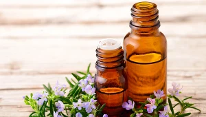 Poznaj siedem naturalnych olejków eterycznych, które warto mieć w apteczce. Kosztują grosze, działają cuda