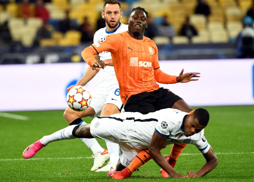 W meczu z Interem, po starciu z Danzelem Dumfriesem, groźnego urazu nabawił się Lassina Traore W meczu z Interem, po starciu z Danzelem Dumfriesem, groźnego urazu nabawił się Lassina Traore