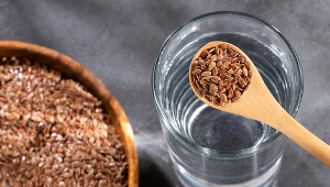 Patent naszych babć - wsyp ziemię lniane do wody, a gdy napęcznieje, zjedz. Na zaparcia, złogi jelitowe i nadwagę nie ma nic lepszego