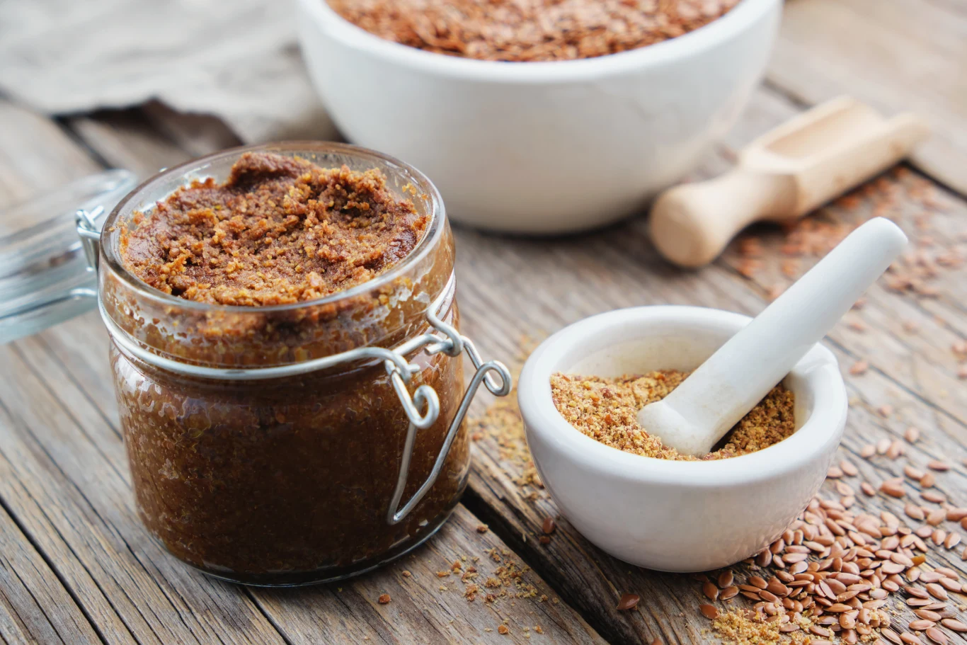 Siemię lniane warto dodać do pieczywa, sałatek czy jogurty. Całe lub formie zmielonej