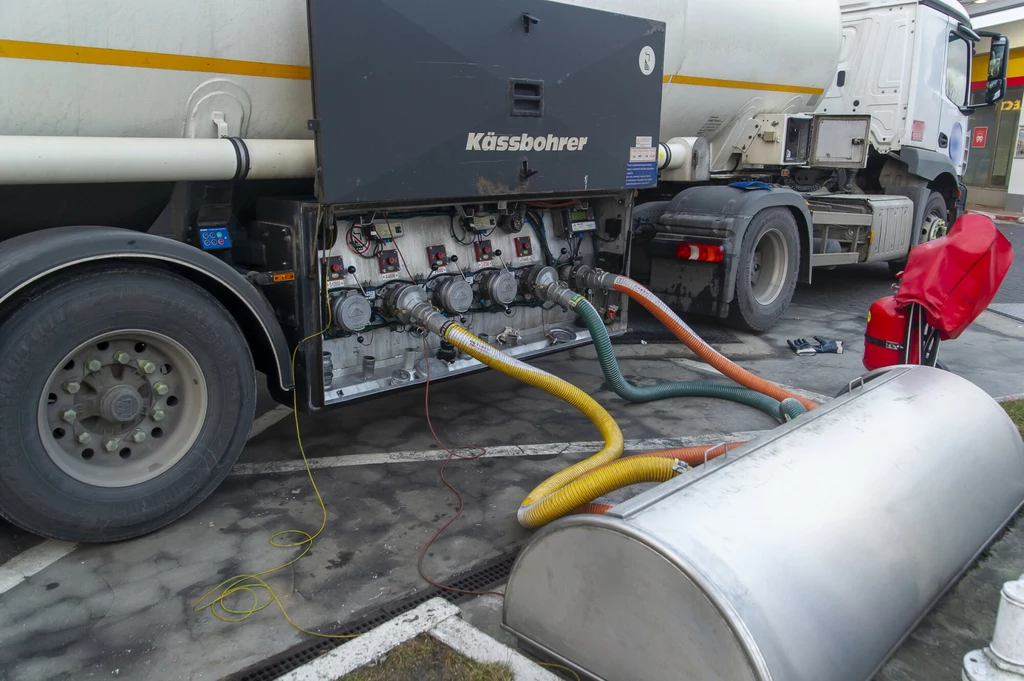 Wysokie ceny paliw uderzają mocno nie tylko w polskich przewoźników drogowych. Część firm transportowych rozważa zawieszenie działalności