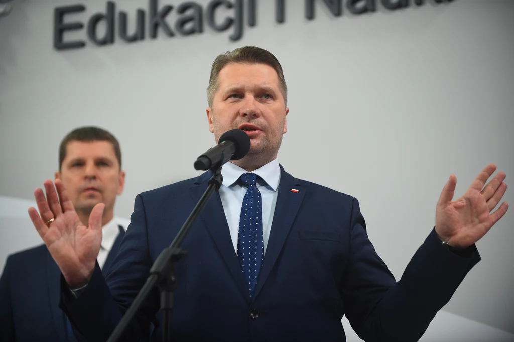 Minister Edukacji i Nauki Przemysław Czarnek poinformował, że w wyniku inwazji wojsk rosyjskich do Polski trafiło już około pół miliona ukraińskich dzieci