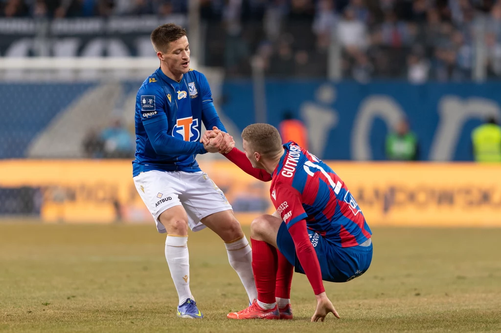 Lech Poznań - Raków Częstochowa, mecz na szczycie PKO Ekstraklasy. Radosław Murawski (Lech) i Vladislavs Gutkovskis (Raków) Lech Poznań - Raków Częstochowa, mecz na szczycie PKO Ekstraklasy. Radosław Murawski (Lech) i Vladislavs Gutkovskis (Raków)