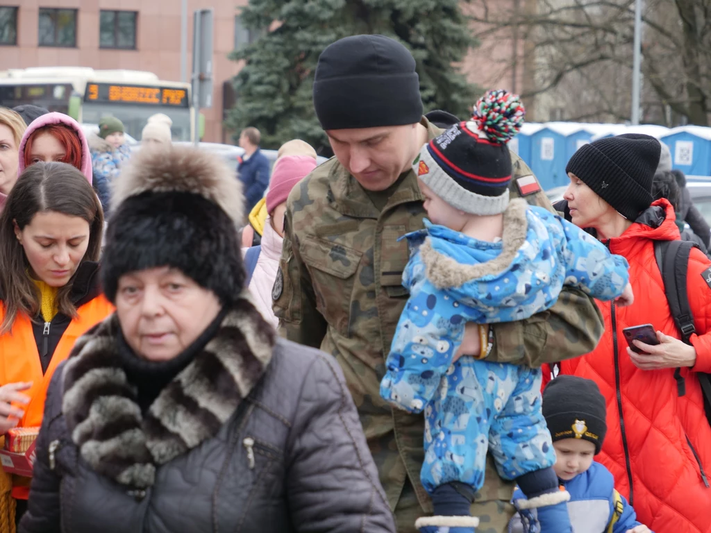 Żołnierze WOT aktywnie pomagają uchodźcom w Chełmie Żołnierze WOT aktywnie pomagają uchodźcom w Chełmie