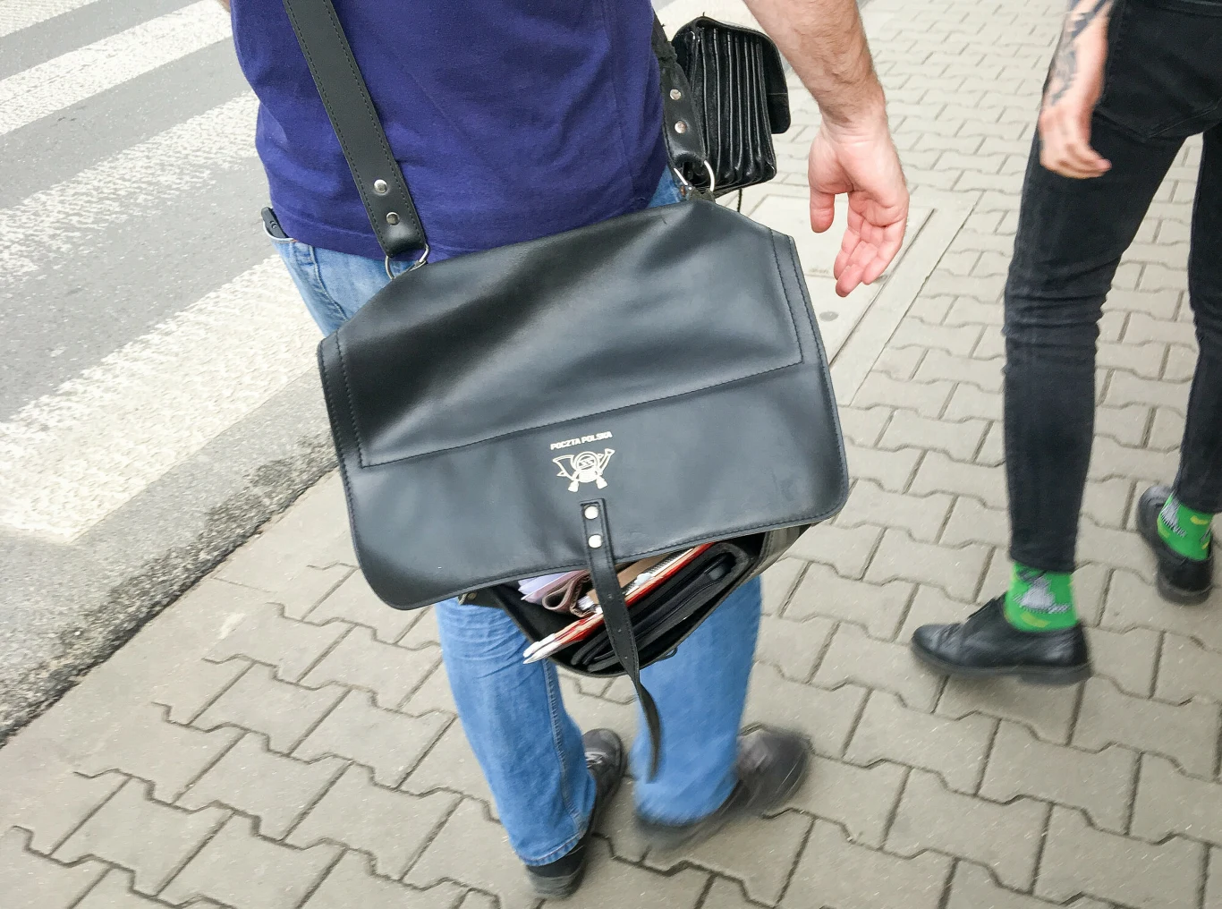 Listonosz ma za zadanie obsłużyć wszystkich odbiorców korespondencji na swoim rejonie w ciągu całego dnia pracy Listonosz ma za zadanie obsłużyć wszystkich odbiorców korespondencji na swoim rejonie w ciągu całego dnia pracy