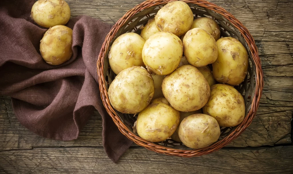 Młode ziemniaki to pierwsze bulwy, które odznaczają się niewielkim rozmiarem i charakterystyczną cieniutką skórką, która się łuszczy