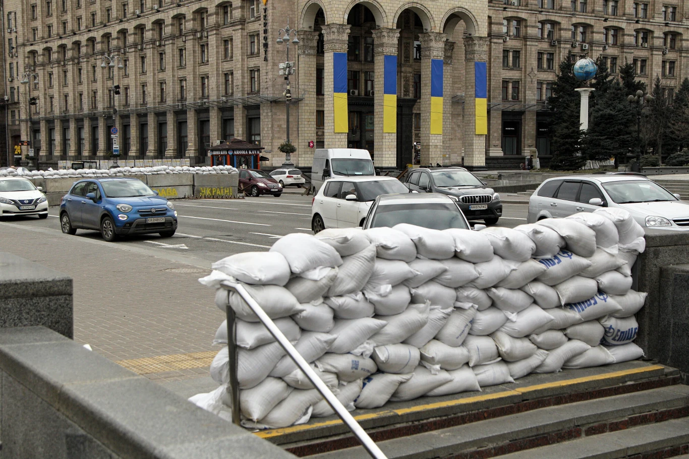 Wejścia do przejść podziemnych częściowo zabarykadowane są workami z piaskiem.