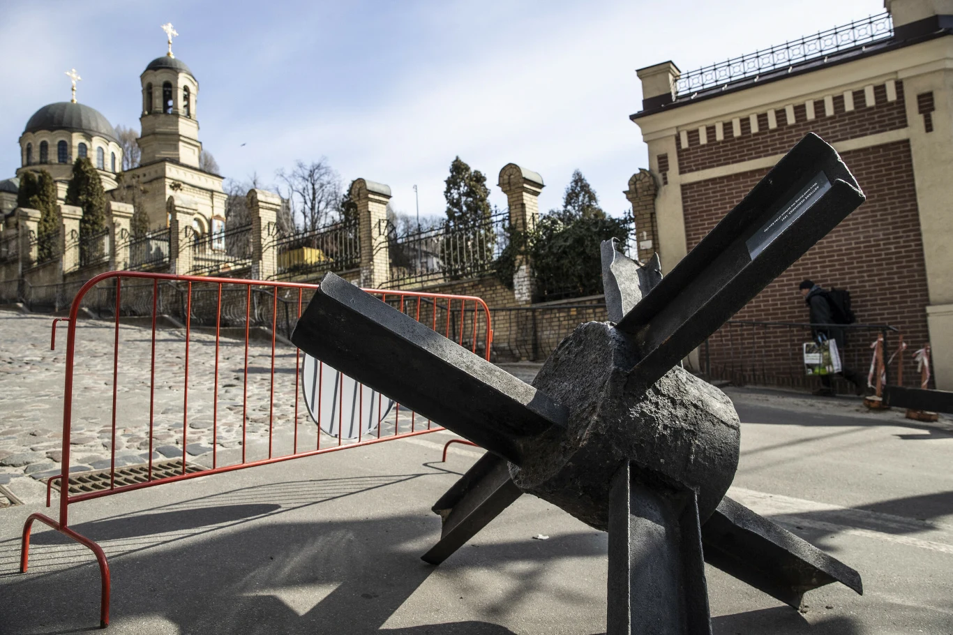 Muzealna bariera przeciwczołgowa służy jako blokada.