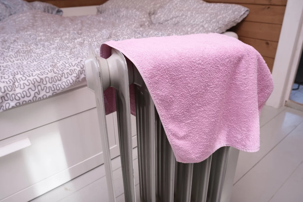 Suszenie ręczników na kaloryferze może sprawić, że powietrze stanie się zbyt wilgotne