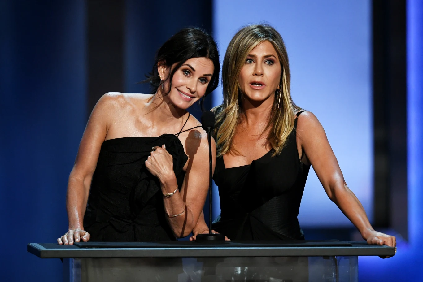 Courtney Cox w towarzystwie Jennifer Aniston. Obie zdobyły sławę dzięki "Przyjaciołom" Courtney Cox w towarzystwie Jennifer Aniston. Obie zdobyły sławę dzięki "Przyjaciołom"