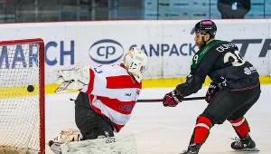 Cracovia - GKS Tychy. Rosjanin Denis Pieriewozczikow broni rzut karny Jeana Dupuya
