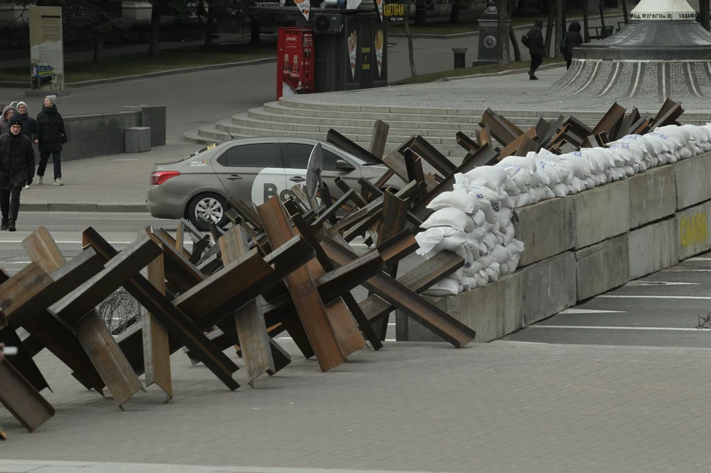 W całym mieście są rozstawione blokady, które mają utrudnić czołgom dostanie się do centrum miasta