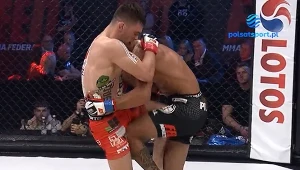 Łukasz Charewski (z lewej) kolanem trafił rywala w krocze