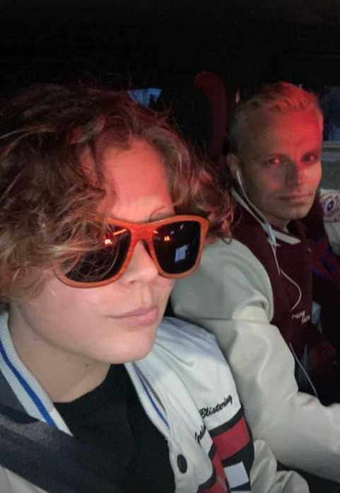 Marcin Hakiel zafarbował włosy na jasny blond Marcin Hakiel zafarbował włosy na jasny blond