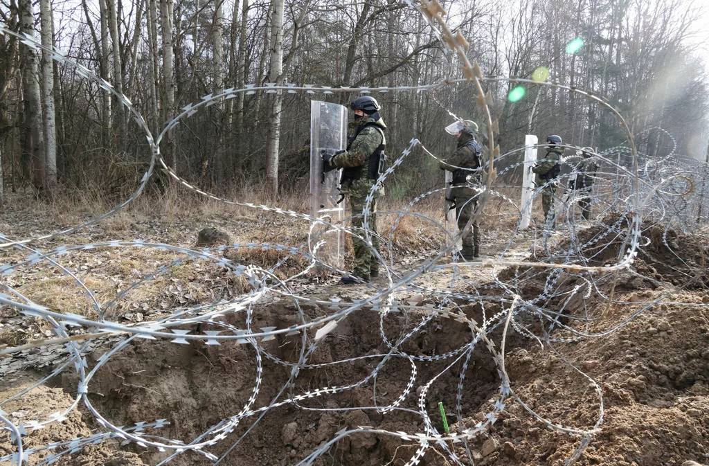 Funkcjonariusze na granicy polsko-białoruskiej Funkcjonariusze na granicy polsko-białoruskiej