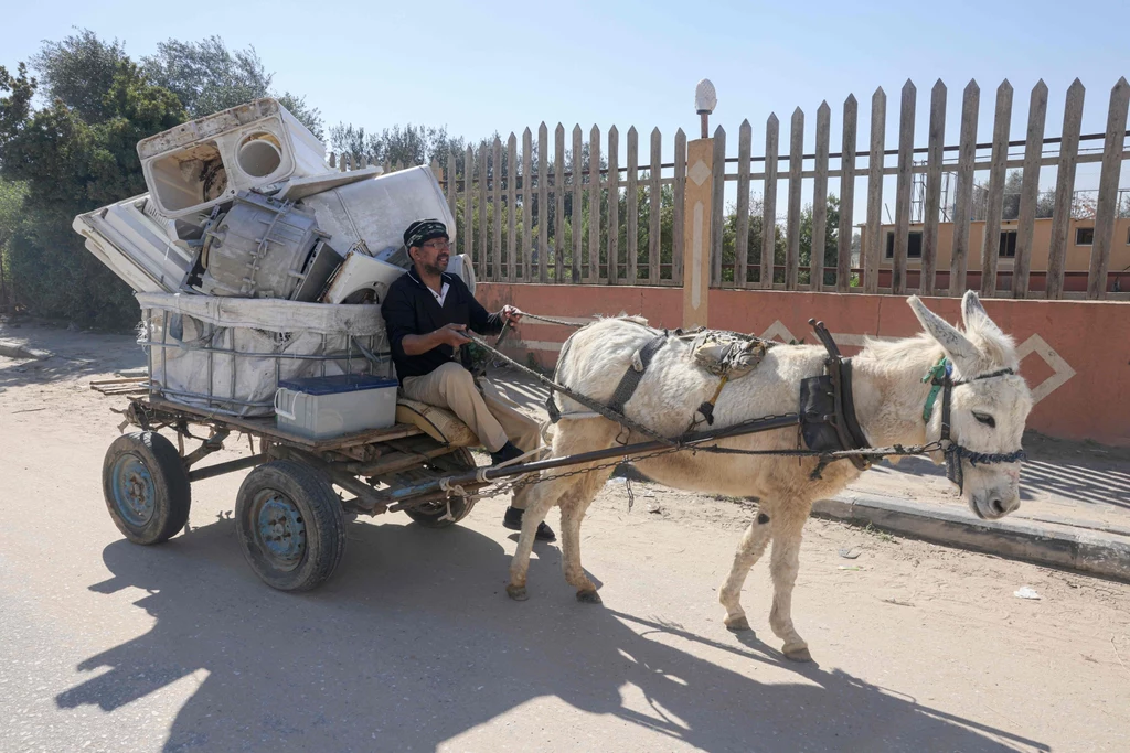 Zakaria Abu Sultan kupuje zużyte akumulatory od mieszkańców Gazy i sprzedaje je w skupie z niewielkim zyskiem