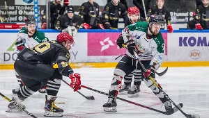 Christian Mroczkowski oddaje strzał na bramkę Cracovii 