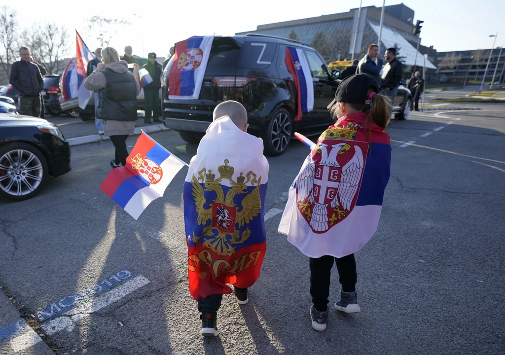 Dzieci na serbskim wiecu poparcia dla rosyjskiej inwazji na Ukrainę