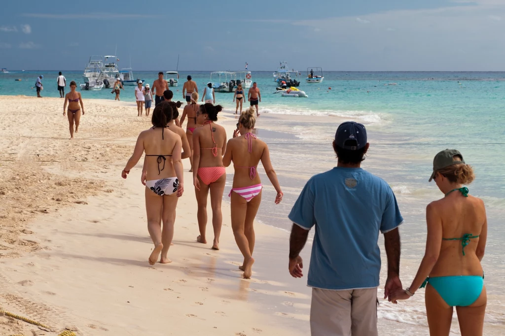 Wśród turystów wypoczywających w Meksyku jedną z liczniejszych grup stanowią Polacy. Na zdjęciu: turyści na plaży w Playa del Carmen 