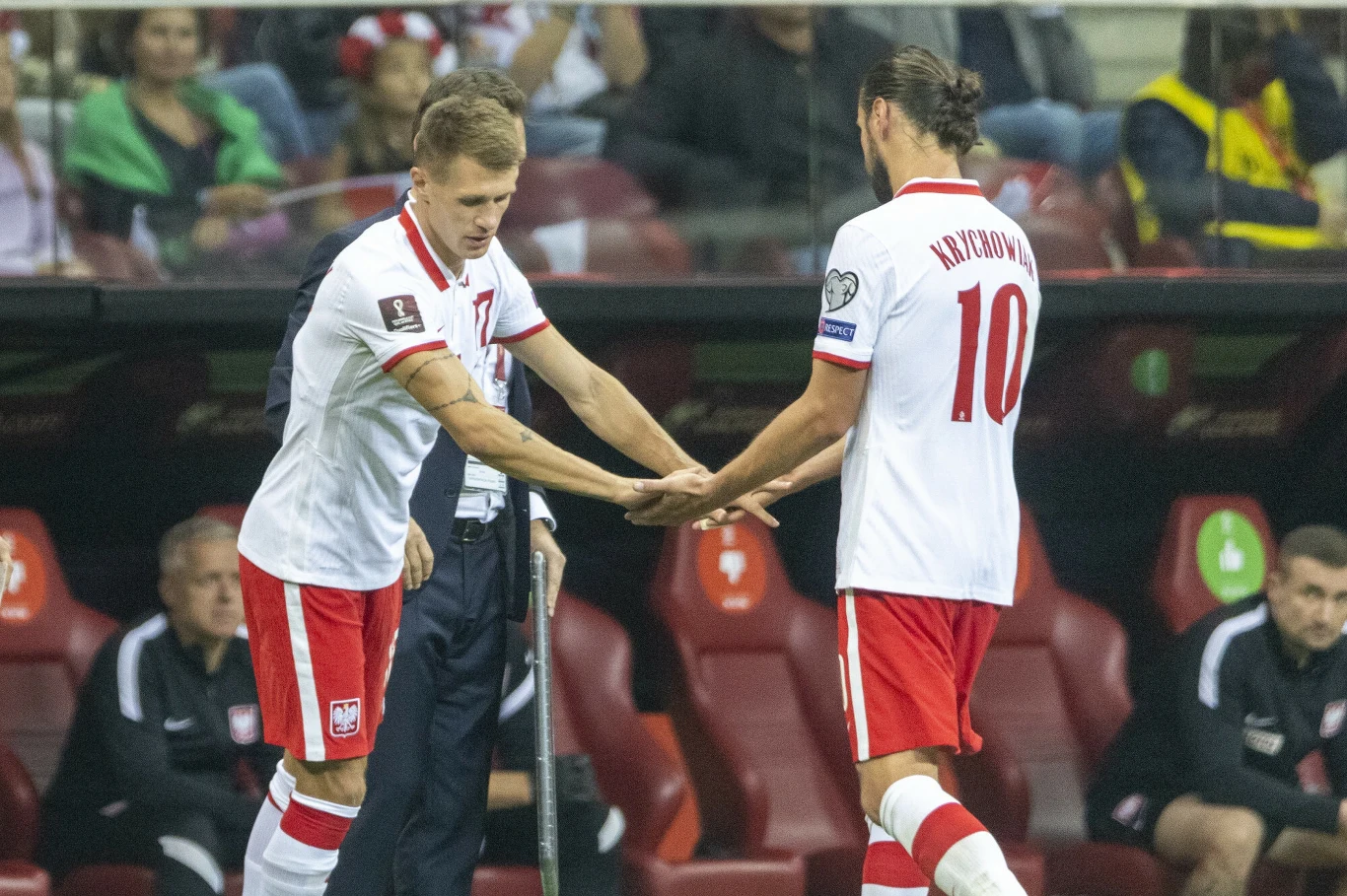 Damian Szymański zmienia Grzegorza Krychowiaka w meczu Polska - Anglia