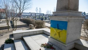 Pomalowana gwiazda na cmentarzu w Gnieźnie 