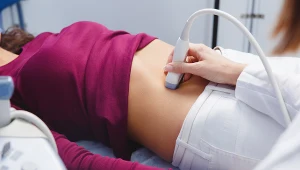 W USG, oprócz oceny ważnych dla życia narządów, sprawdza się również grubość fałdu karkowego płodu oraz rozwój kości nosowej