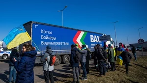 Na przejściu w Bobrownikach co tydzień odprawia się około 3,8 tys. ciężarówek - część z nich jedzie bezpośrednio z ładunkiem do Rosji. Na zdjęciu uczestnicy protestu w Kukurykach w poniedziałek 14 marca.