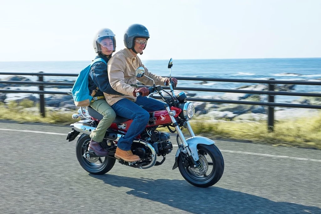 Honda ST125 Dax powraca na europejski rynek. Stylistyka retro skrywa jednak nowoczesne rozwiązania, jak np. system ABS w układzie hamulcowym