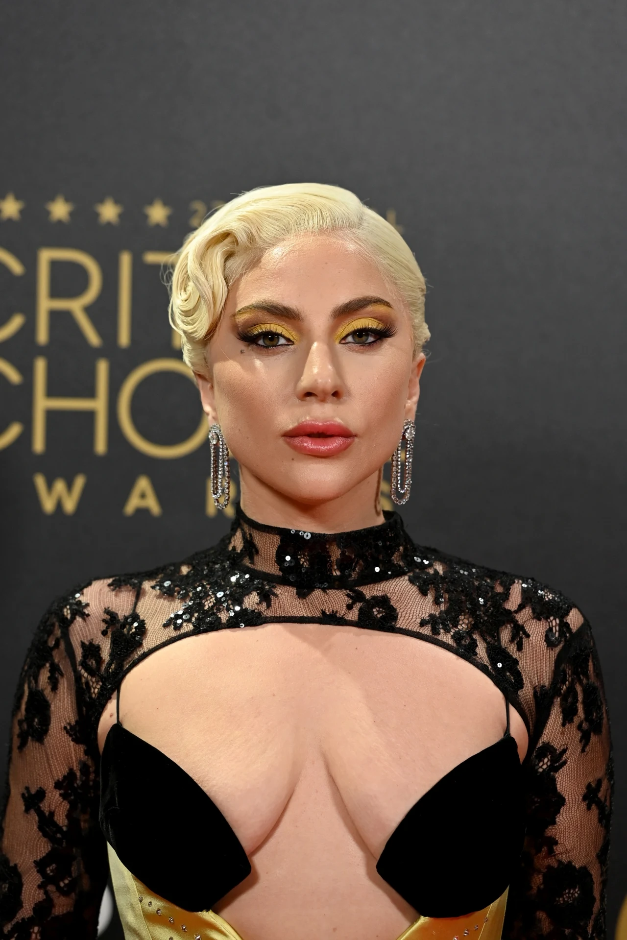 Lady Gaga promuje naturalne piersi na gali Critics Choice Awards