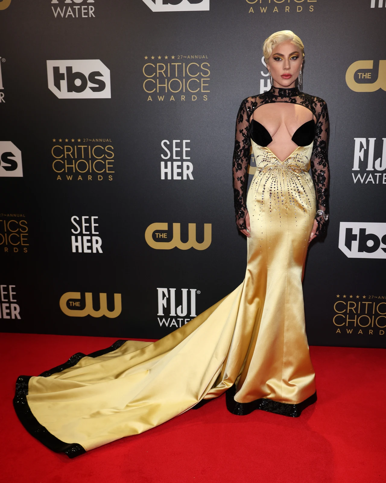 Lady Gaga w złotej kreacji od Gucciego na gali Critics Choice Awards