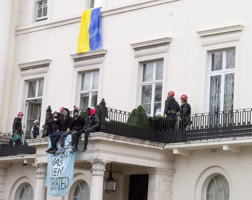 Londyn. Proukraińscy aktywiści wdarli się do wartego 25 mln funtów domu Deripaski w prestiżowej londyńskiej dzielnicy Belgravia Londyn. Proukraińscy aktywiści wdarli się do wartego 25 mln funtów domu Deripaski w prestiżowej londyńskiej dzielnicy Belgravia