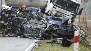 Kierowca BMW wbił się w ciężarówkę. Jak doszło do tego wypadku?