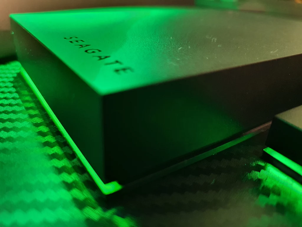 Transfer plików gier z dysku zewnętrznego Seagate HDD Game Drive for Xbox na właściwy dysk konsoli pochłania znacznie mniej czasu niż lokalizacja pożądanej pozycji w sklepie i pobieranie jej na nowo. Biorąc pod uwagę doskonale rozwiązaną kompatybilność wsteczną i ogromną, ciągle rozbudowywaną bibliotekę hitów z poprzednich generacji (ponad 500 tytułów tylko na Xbox/X360) dysk Seagate może być świetnym miejscem do pobierania całej masy gier z Game Passa, przy jednoczesnym zarezerwowaniu sobie wolnego miejsca na wewnętrznym dysku konsoli dla najnowszych najnowszych produkcji. Transfer plików gier z dysku zewnętrznego Seagate HDD Game Drive for Xbox na właściwy dysk konsoli pochłania znacznie mniej czasu niż lokalizacja pożądanej pozycji w sklepie i pobieranie jej na nowo. Biorąc pod uwagę doskonale rozwiązaną kompatybilność wsteczną i ogromną, ciągle rozbudowywaną bibliotekę hitów z poprzednich generacji (ponad 500 tytułów tylko na Xbox/X360) dysk Seagate może być świetnym miejscem do pobierania całej masy gier z Game Passa, przy jednoczesnym zarezerwowaniu sobie wolnego miejsca na wewnętrznym dysku konsoli dla najnowszych najnowszych produkcji.
