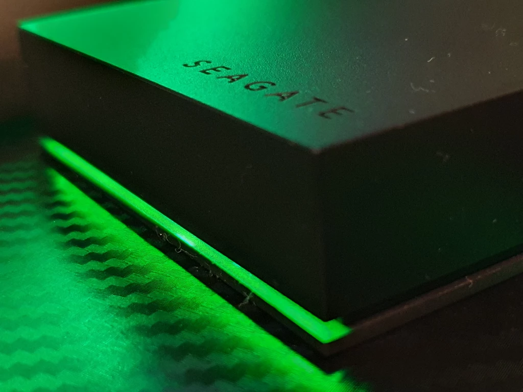Przy założeniu, że średnio gra zajmuje 50 GB, a nie brakuje produkcji powyżej 100GB (np. nowa Forza Horizon), to nastąpi to szybciej niż później. Warto wcześniej przygotować się na rozbudowę pamięci, wybierając odpowiednie rozszerzenie miejsca, które w pełni pozwoli zaspokoić potrzeby. Opcji jest całkiem sporo i chociaż mogłoby się zdawać, że pod tym względem przeważają droższe oferty SSD, to wciąż pozostaje sporo miejsca dla tradycyjnych rozwiązań HDD, które oferują znacznie więcej za mniejsze pieniądze. Jedną z takich propozycji jest Seagate HDD Game Drive for Xbox o pojemności 4TB. Przy założeniu, że średnio gra zajmuje 50 GB, a nie brakuje produkcji powyżej 100GB (np. nowa Forza Horizon), to nastąpi to szybciej niż później. Warto wcześniej przygotować się na rozbudowę pamięci, wybierając odpowiednie rozszerzenie miejsca, które w pełni pozwoli zaspokoić potrzeby. Opcji jest całkiem sporo i chociaż mogłoby się zdawać, że pod tym względem przeważają droższe oferty SSD, to wciąż pozostaje sporo miejsca dla tradycyjnych rozwiązań HDD, które oferują znacznie więcej za mniejsze pieniądze. Jedną z takich propozycji jest Seagate HDD Game Drive for Xbox o pojemności 4TB.