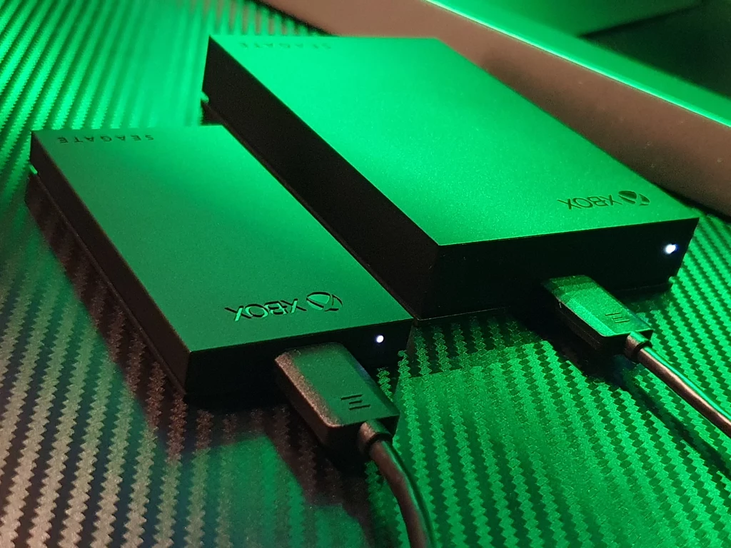 Seagate HDD Game Drive for Xbox wydaje się być rozsądną inwestycją - dysk w rozmiarze 4 TB kosztuje ok. 500 zł, a oferuje niemal ten sam zakres możliwości, co min. dwa razy droższe magazyny w konkurencyjnej technologii SSD, które w tym wypadku (w co-oppie z Xboxem), ze względu na ograniczenia systemowe (narzucone przez Microsoft), i tak nie będą mogły zaoferować pełnego zakresu swoich możliwości (szybkość pracy). Seagate HDD Game Drive for Xbox wydaje się być rozsądną inwestycją - dysk w rozmiarze 4 TB kosztuje ok. 500 zł, a oferuje niemal ten sam zakres możliwości, co min. dwa razy droższe magazyny w konkurencyjnej technologii SSD, które w tym wypadku (w co-oppie z Xboxem), ze względu na ograniczenia systemowe (narzucone przez Microsoft), i tak nie będą mogły zaoferować pełnego zakresu swoich możliwości (szybkość pracy).
