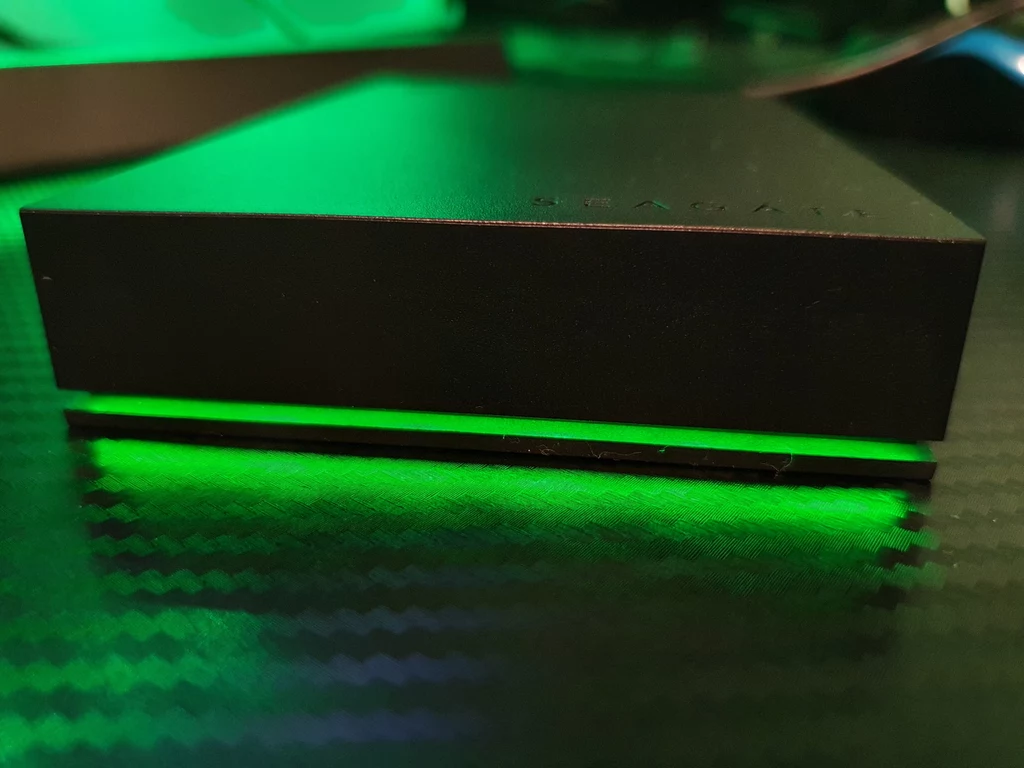 Seagate HDD Game Drive for Xbox pozwoli na przechowywanie gier niezależenie od generacji (Xbox, X360, XO, XSX|S), ale bezpośrednio uruchomić można produkcje z poprzednich systemów - pierwszego Xboxa, Xboxa 360, Xboxa One. Wszystkie tytuły stworzone na Xboxa Series X|S można za to przechowywać i w razie potrzeby szybko przetransferować na właściwy dysk. Jednak próba ich uruchomienia wywoła jedynie komunikat z błędem informujący o możliwości włączenia danej produkcji za pośrednictwem właściwego dysku wewnętrznego. Seagate HDD Game Drive for Xbox pozwoli na przechowywanie gier niezależenie od generacji (Xbox, X360, XO, XSX|S), ale bezpośrednio uruchomić można produkcje z poprzednich systemów - pierwszego Xboxa, Xboxa 360, Xboxa One. Wszystkie tytuły stworzone na Xboxa Series X|S można za to przechowywać i w razie potrzeby szybko przetransferować na właściwy dysk. Jednak próba ich uruchomienia wywoła jedynie komunikat z błędem informujący o możliwości włączenia danej produkcji za pośrednictwem właściwego dysku wewnętrznego.
