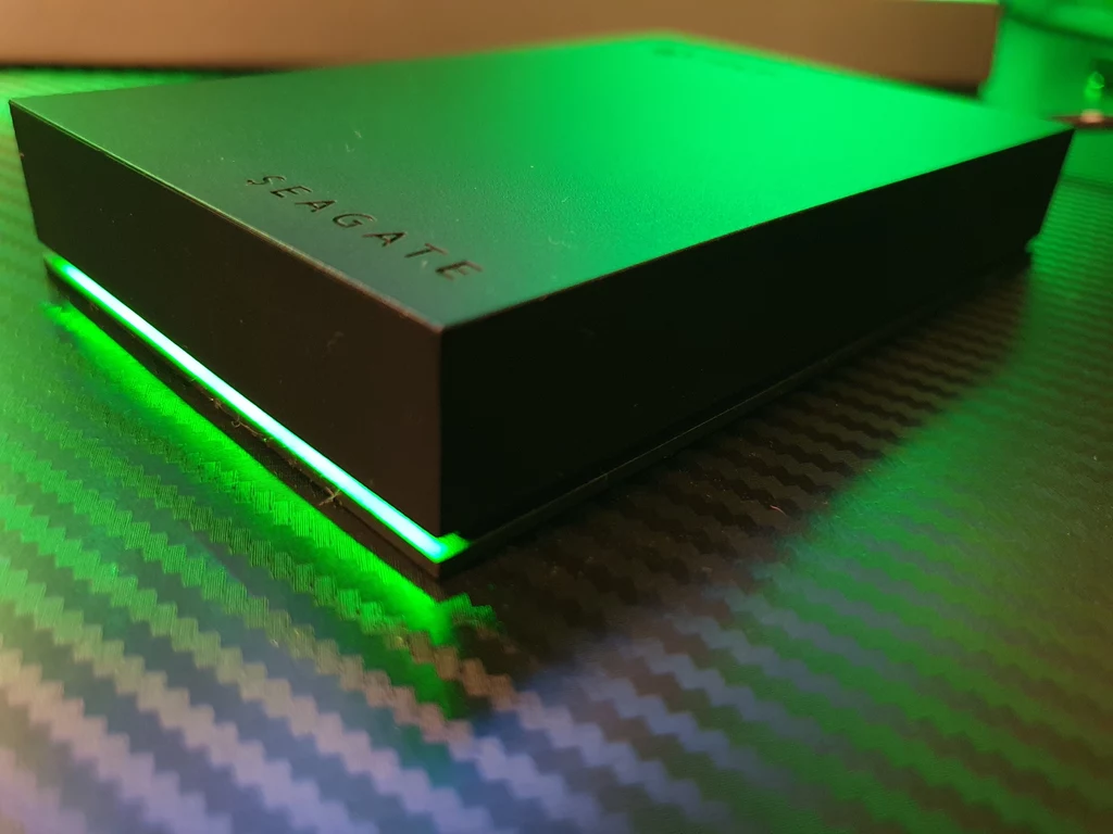 Seagate HDD Game Drive for Xbox został świetnie zoptymalizowany. Dla przykładu kopiowanie gry Forza Horizon 5, która waży nieco powyżej 100 GB, na dysk Seagate zajmuje niecałe 10 minut. To bardzo dobry wynik. Seagate HDD Game Drive for Xbox został świetnie zoptymalizowany. Dla przykładu kopiowanie gry Forza Horizon 5, która waży nieco powyżej 100 GB, na dysk Seagate zajmuje niecałe 10 minut. To bardzo dobry wynik.