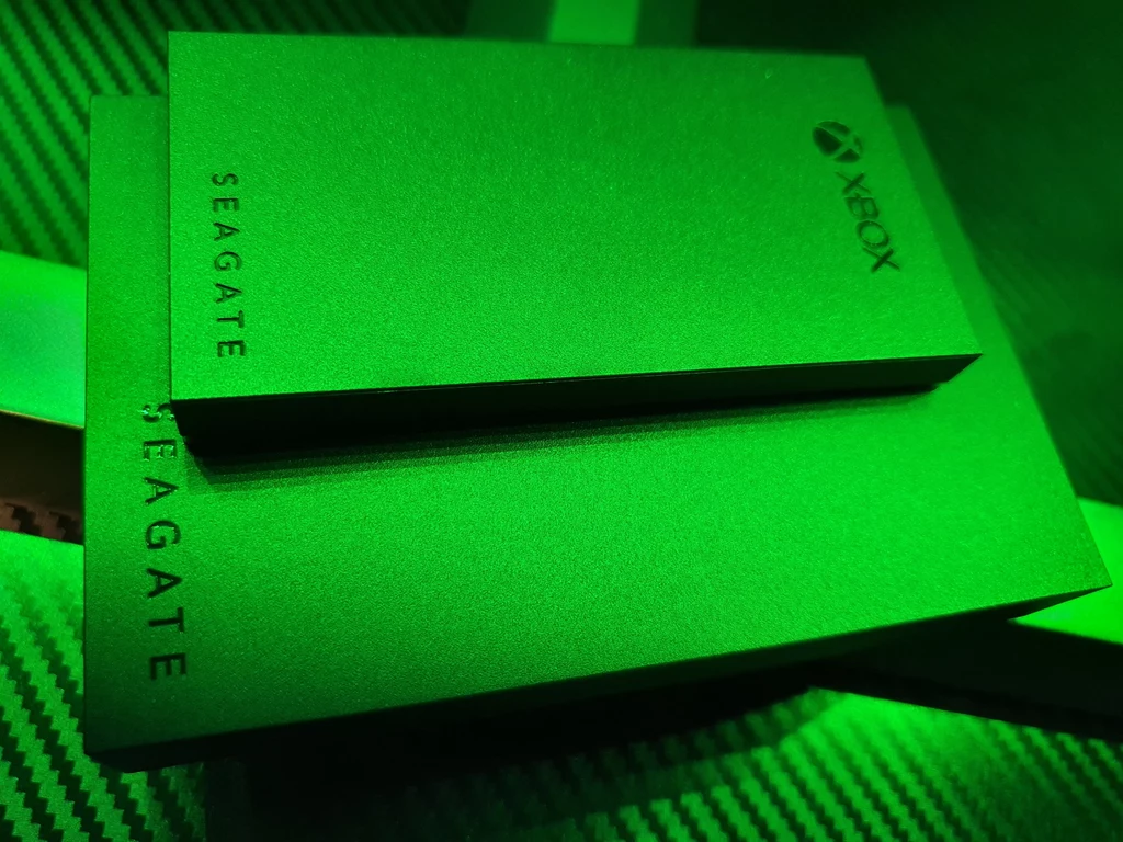 Jakby tego było mało wraz z zakupem dysku SSD Seagate Xbox Game Drive użytkownicy otrzymują specjalny pakiet bezpieczeństwa, ważny przez trzy lata, który umożliwia dostęp do usługi odzyskiwania danych "Rescue Data Recovery Services". Jest to opcja świadczona przez producenta w przypadku awarii dysku. W razie uszkodzenia wystarczy wejść na stronę internetową i skontaktować się z pomocą techniczną. Jakby tego było mało wraz z zakupem dysku SSD Seagate Xbox Game Drive użytkownicy otrzymują specjalny pakiet bezpieczeństwa, ważny przez trzy lata, który umożliwia dostęp do usługi odzyskiwania danych "Rescue Data Recovery Services". Jest to opcja świadczona przez producenta w przypadku awarii dysku. W razie uszkodzenia wystarczy wejść na stronę internetową i skontaktować się z pomocą techniczną.