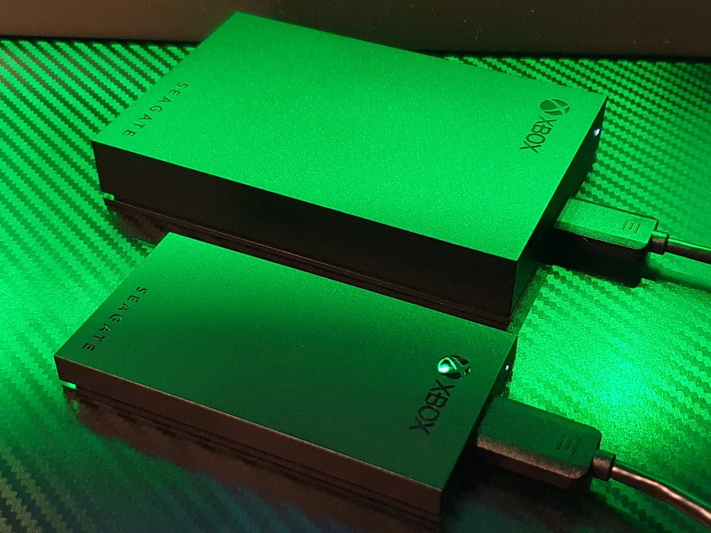 Dodatkową zaletą jest wszechstronność zastosowania - Seagate HDD Game Drive for Xbox można sparować z każdym urządzeniem wykorzystującym interfejs USB - telewizorem, konsolą, czy PC - by przechowywać i odtwarzać dane dowolnego formatu. Jednak wcześniej należy wybrać, do jakich celów przeznaczony będzie dysk - jako urządzenie rozszerzające pamięć dla gier pod konsolę Xbox, czy jako dysk multimedialny. Skonfigurowanie Game Drive’a do przechowywania gier wymaga formatu, w takim wydaniu wolumen może być widoczny z poziomu PC, ale nie będzie dało się odczytać zapisanych na nim danych (via Windows). Wybierając opcję drugą, czyli funkcjonowanie pamięci masowej jako standardowego dysku twardego USB pozwoli przechowywać dowolne pliki, w tym muzykę i filmy, które będzie można z powodzeniem uruchamiać nie tylko z poziomu PC/TV, ale także aplikacji w konsoli. Dodatkową zaletą jest wszechstronność zastosowania - Seagate HDD Game Drive for Xbox można sparować z każdym urządzeniem wykorzystującym interfejs USB - telewizorem, konsolą, czy PC - by przechowywać i odtwarzać dane dowolnego formatu. Jednak wcześniej należy wybrać, do jakich celów przeznaczony będzie dysk - jako urządzenie rozszerzające pamięć dla gier pod konsolę Xbox, czy jako dysk multimedialny. Skonfigurowanie Game Drive’a do przechowywania gier wymaga formatu, w takim wydaniu wolumen może być widoczny z poziomu PC, ale nie będzie dało się odczytać zapisanych na nim danych (via Windows). Wybierając opcję drugą, czyli funkcjonowanie pamięci masowej jako standardowego dysku twardego USB pozwoli przechowywać dowolne pliki, w tym muzykę i filmy, które będzie można z powodzeniem uruchamiać nie tylko z poziomu PC/TV, ale także aplikacji w konsoli.