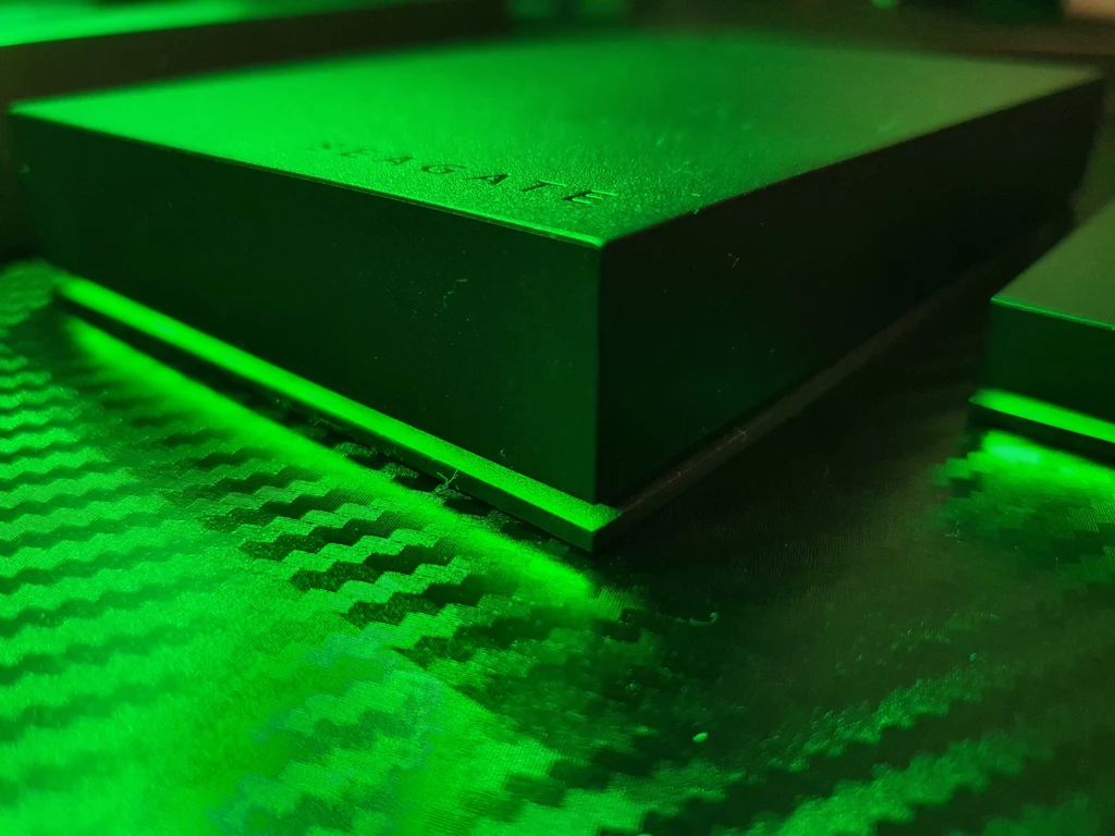 Czy Seagate HDD Game Drive for Xbox przyda się użytkownikom konsoli Xbox Series X|S? Wszystko zależy od konsumowanych treści. Jeśli posiadacz kupił konsolę z zamiarem grania jedynie w nowe tytuły, to dysk irlandzkiej firmy będzie stanowić dobrze zoptymalizowane miejsce do tworzenia kopii zapasowych i transferowania ich między dyskami w razie zapełnienia podstawowej pamięci, żeby nie tracić czasu na ponownie pobieranie danych z serwera. Jeśli jednak użytkownikiem okaże się osoba korzystająca z popularnej subskrypcji Microsoft Game Pass, to całkowicie zmieni postać rzeczy i otworzy zupełnie nowe możliwości, oferując mnóstwo miejsca dla wszystkich kultowych produkcji, które jeszcze nie tak dawno oblegały światowe Top Listy sprzedaży. Czy Seagate HDD Game Drive for Xbox przyda się użytkownikom konsoli Xbox Series X|S? Wszystko zależy od konsumowanych treści. Jeśli posiadacz kupił konsolę z zamiarem grania jedynie w nowe tytuły, to dysk irlandzkiej firmy będzie stanowić dobrze zoptymalizowane miejsce do tworzenia kopii zapasowych i transferowania ich między dyskami w razie zapełnienia podstawowej pamięci, żeby nie tracić czasu na ponownie pobieranie danych z serwera. Jeśli jednak użytkownikiem okaże się osoba korzystająca z popularnej subskrypcji Microsoft Game Pass, to całkowicie zmieni postać rzeczy i otworzy zupełnie nowe możliwości, oferując mnóstwo miejsca dla wszystkich kultowych produkcji, które jeszcze nie tak dawno oblegały światowe Top Listy sprzedaży.
