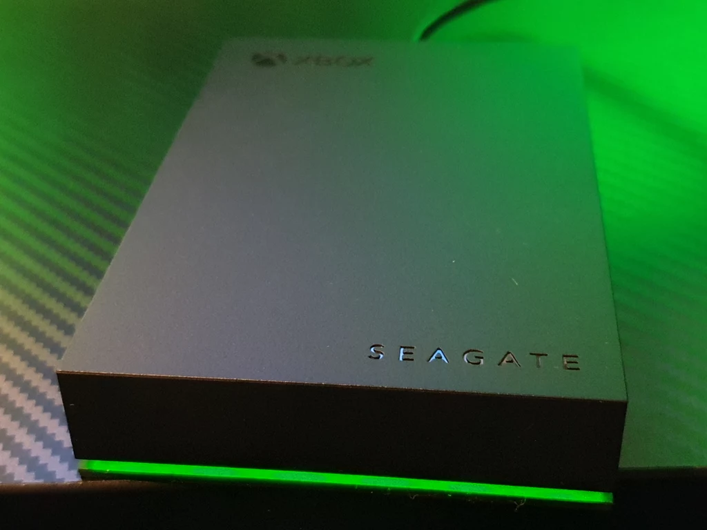 Seagate HDD Game Drive for Xbox do działania nie wymaga dedykowanego zasilania sieciowego, potrzebną energię pozyskuje ze złącza USB, dzięki czemu nie trzeba przygotowywać specjalnego miejsca na przedłużaczu. Dołączony do zestawu przewód jest wystarczającej długości, by pozwolić na swobodne zlokalizowanie dysku w najbardziej pożądanym miejscu na biurku/szafce RTV. Seagate HDD Game Drive for Xbox do działania nie wymaga dedykowanego zasilania sieciowego, potrzebną energię pozyskuje ze złącza USB, dzięki czemu nie trzeba przygotowywać specjalnego miejsca na przedłużaczu. Dołączony do zestawu przewód jest wystarczającej długości, by pozwolić na swobodne zlokalizowanie dysku w najbardziej pożądanym miejscu na biurku/szafce RTV.