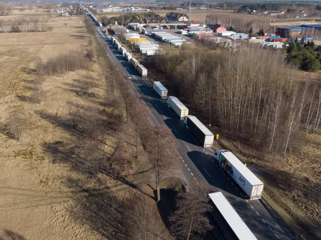 Kolejka ciężarówek do przejścia w Koroszczynie, gdzie od weekendu odbywa się protest przeciwko wypuszczaniu tirów z towarem na Wschód