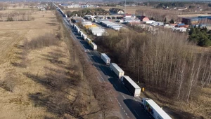 Kolejka ciężarówek do przejścia w Koroszczynie, gdzie od weekendu odbywa się protest przeciwko wypuszczaniu tirów z towarem na Wschód