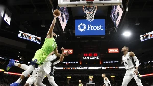 Karl-Anthony Towns (przy piłce) ma za sobą rekordowy występ dla Minnesota Timberwolves