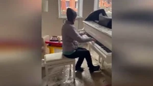 Kobieta zagrała na zgliszczach swojego mieszkania